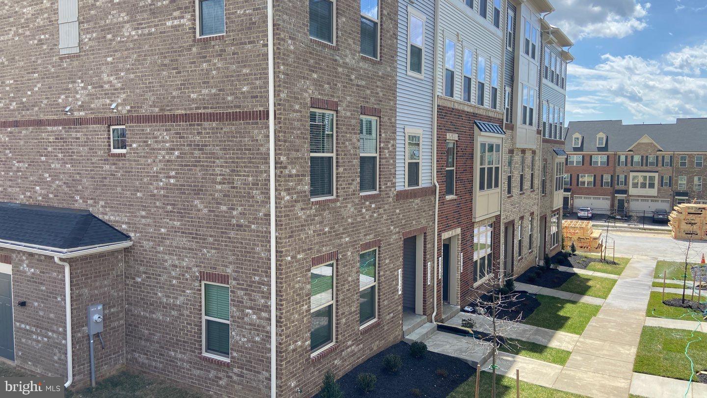 TOWN SQUARE ROW - Residential Lease