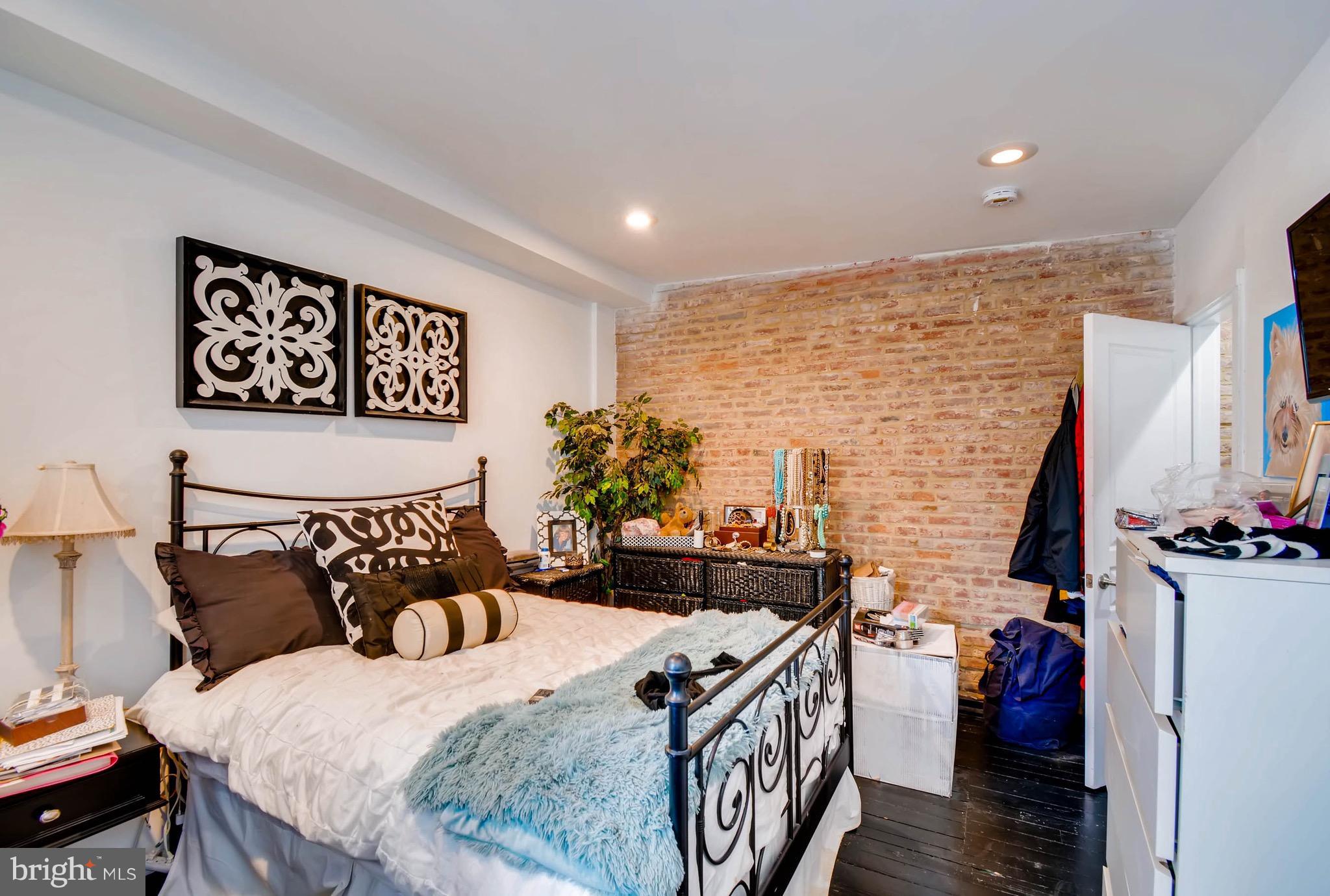 LOCUST POINT - Residential Income