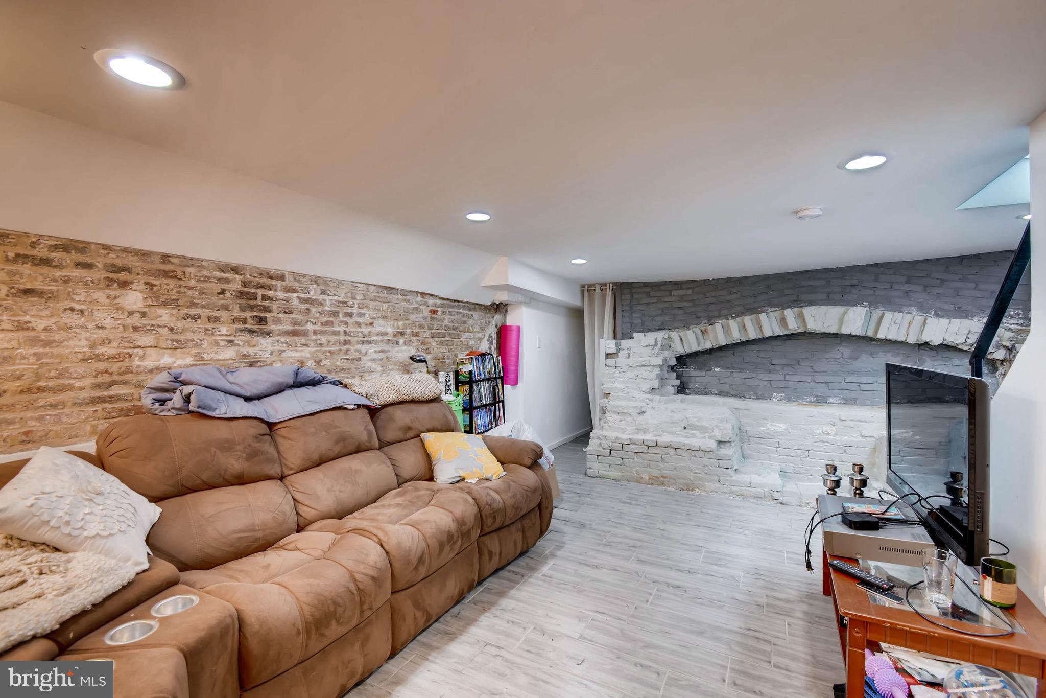 LOCUST POINT - Residential Income