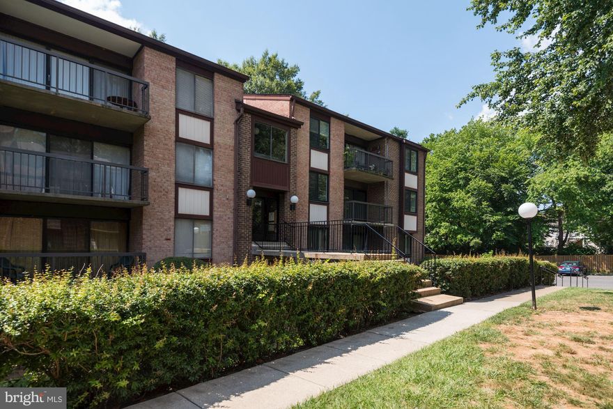 Beautifully renovated one bedroom condo with sep laundry room. Completely renovated kitchen, white cabs, stainless steel appliances, granite countertop. Renovated bathroom with new vanity, tile, mirror, light and fixtures. New carpet and padding throughout. New fixtures throughout. Fresh paint. Huge balcony. Great amenities. Metro less than one mile away. Hurry- this will not last!