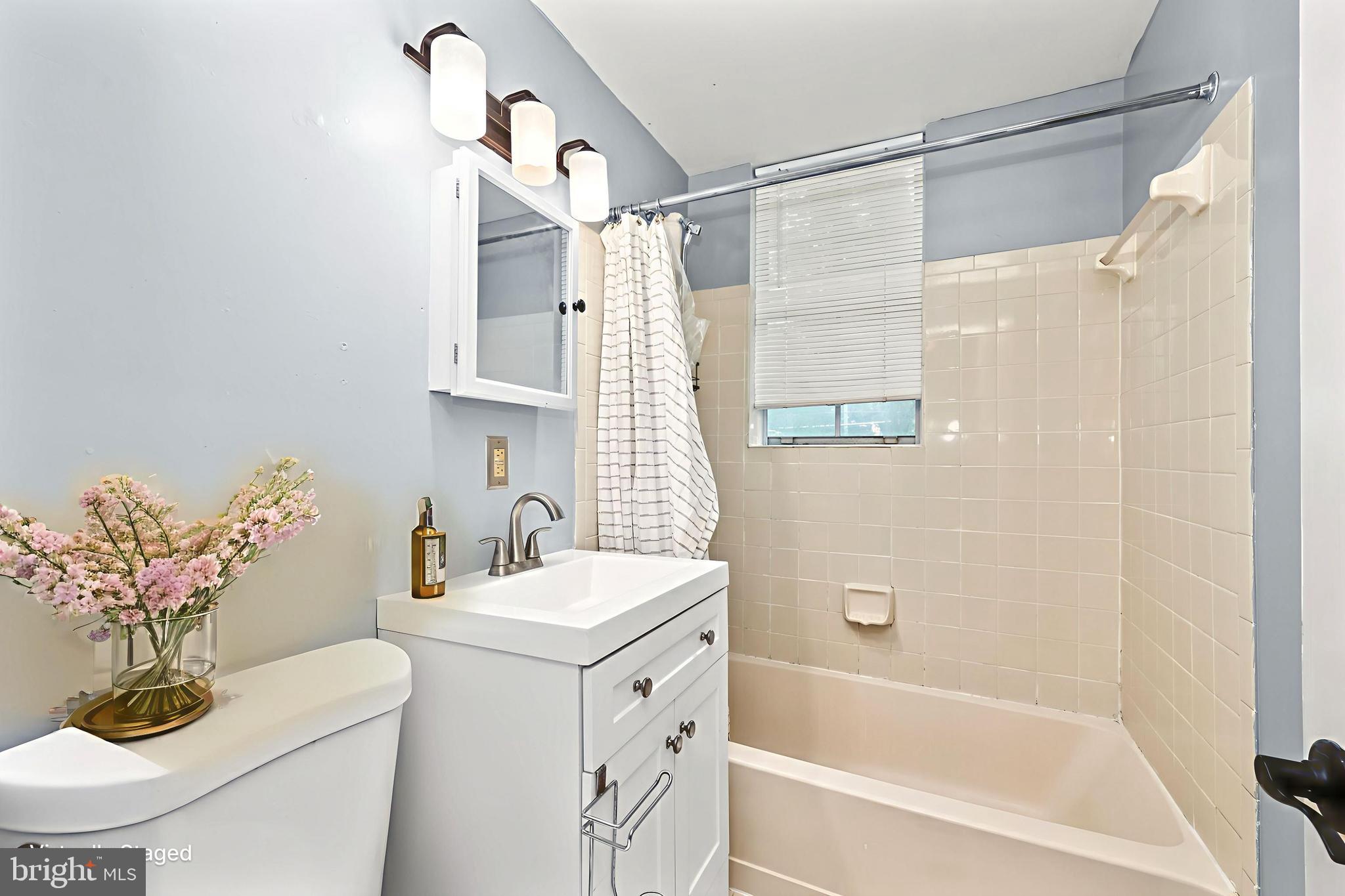 COLONIAL VILLAGE - Residential