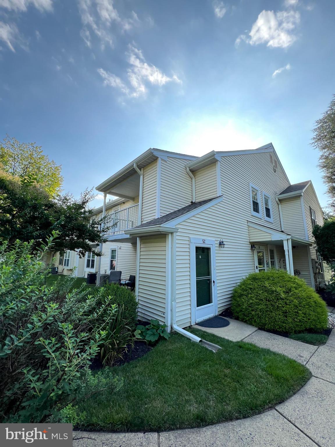 2BR / 1.5 BA End-Unit Condo / Low HOA! Move-in ready. Bring your best offer!
Freshly updated with:
Brand new carpeting.
Brand new refrigerator.
Fresh paint throughout.
This well-maintained 2-bedroom, 1.5-bath end-unit condo offers 1,000 sq ft of comfortable living space in
the desirable Belmont Station community. Built in 1984, it’s conveniently located within walking distance to grocery stores, restaurants, and public transportation.
Interior Features:
Vaulted ceilings & spacious living room with sliding doors to a private balcony.
In-unit laundry (stackable washer/dryer installed 2020).
Kitchen includes gas range, built-in microwave, dishwasher, disposal, and pass-through to dining area.
Large primary bedroom with walk-in closet and full bath.
Central HVAC system.
Outdoor storage closet on the balcony.
Plenty of parking.
HOA: Only $190/month
Includes exterior maintenance, snow removal, lawn care, and building upkeep.
Available for quick settlement.
Owner occupancy required