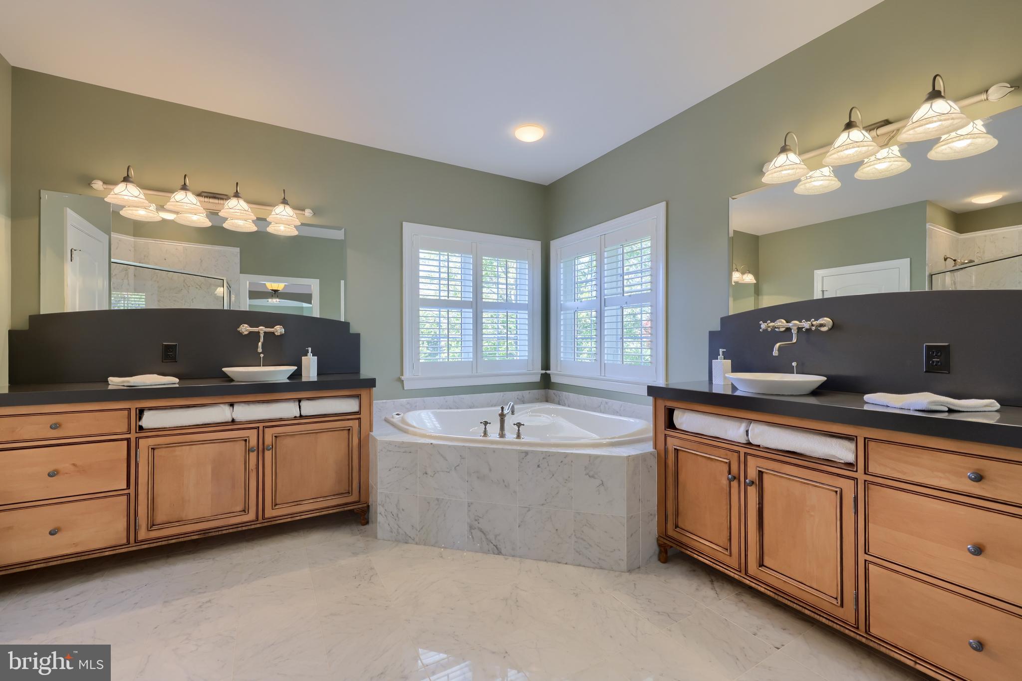 WELLESLEY MANOR - Residential