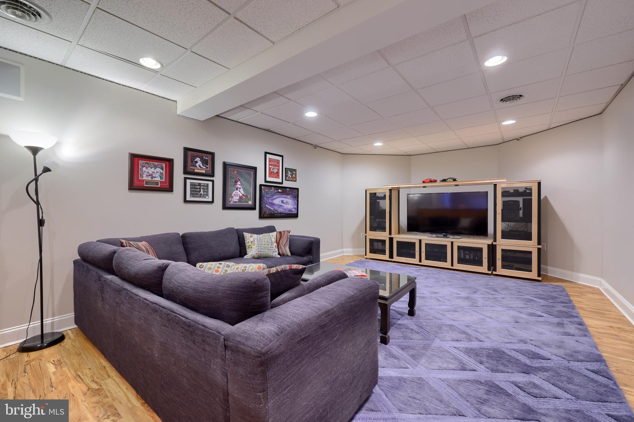 WELLESLEY MANOR - Residential