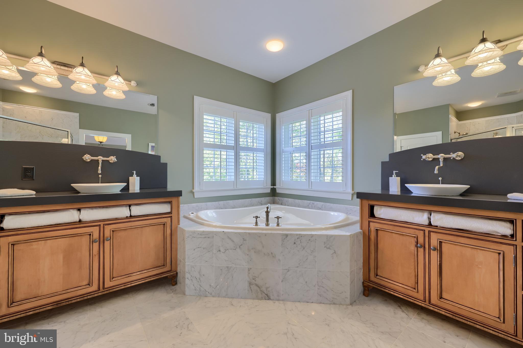 WELLESLEY MANOR - Residential