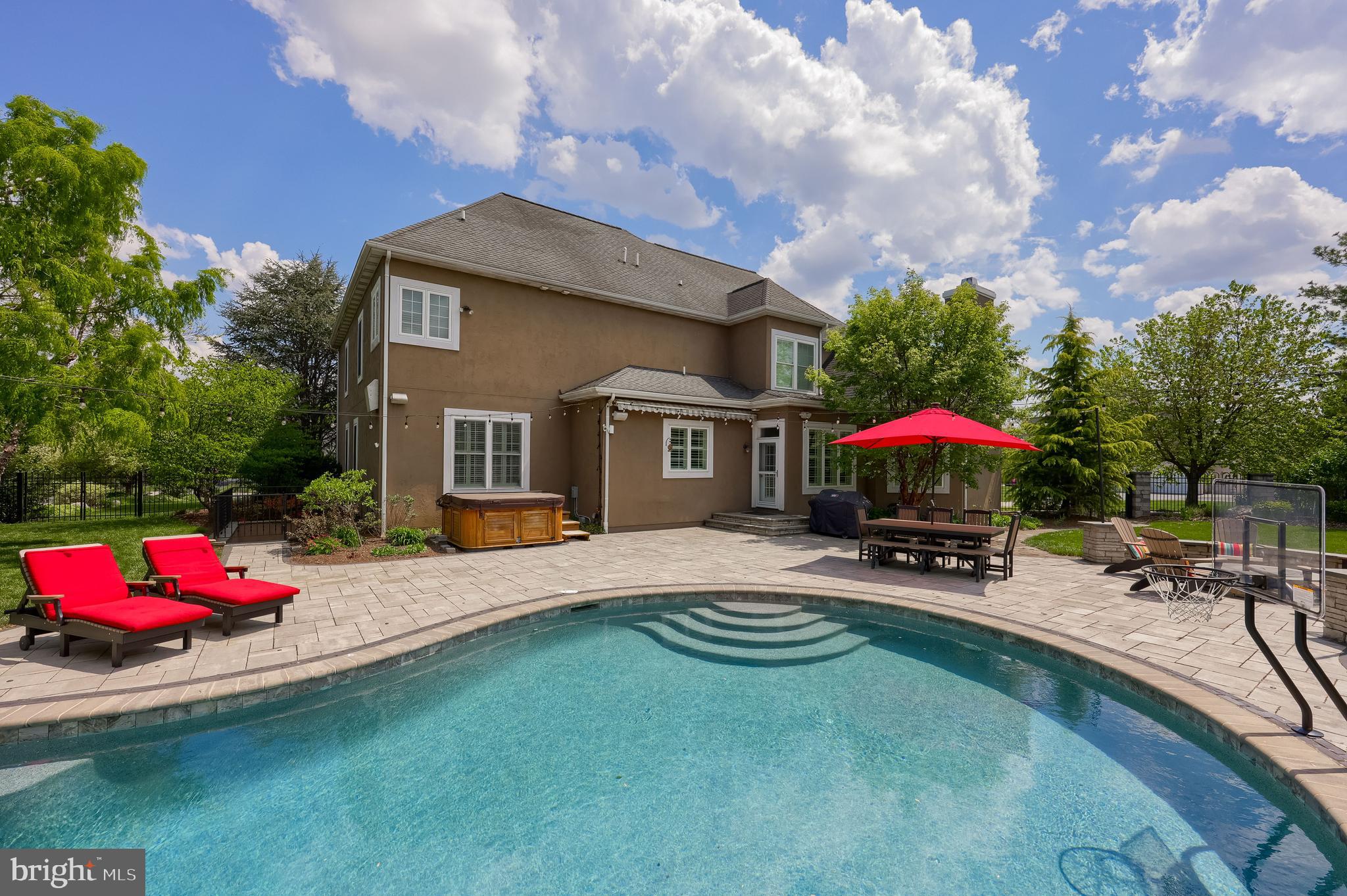 WELLESLEY MANOR - Residential