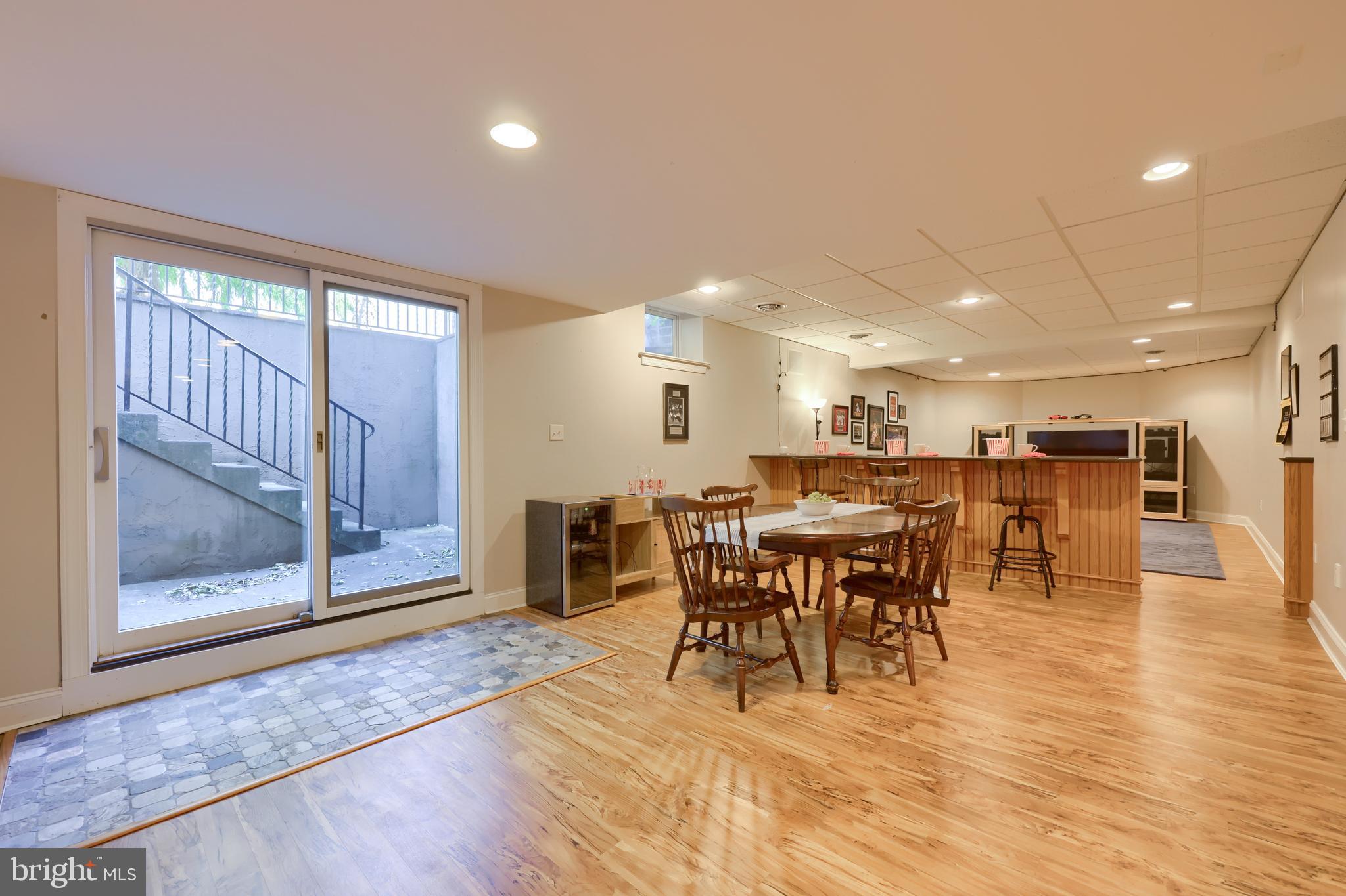 WELLESLEY MANOR - Residential