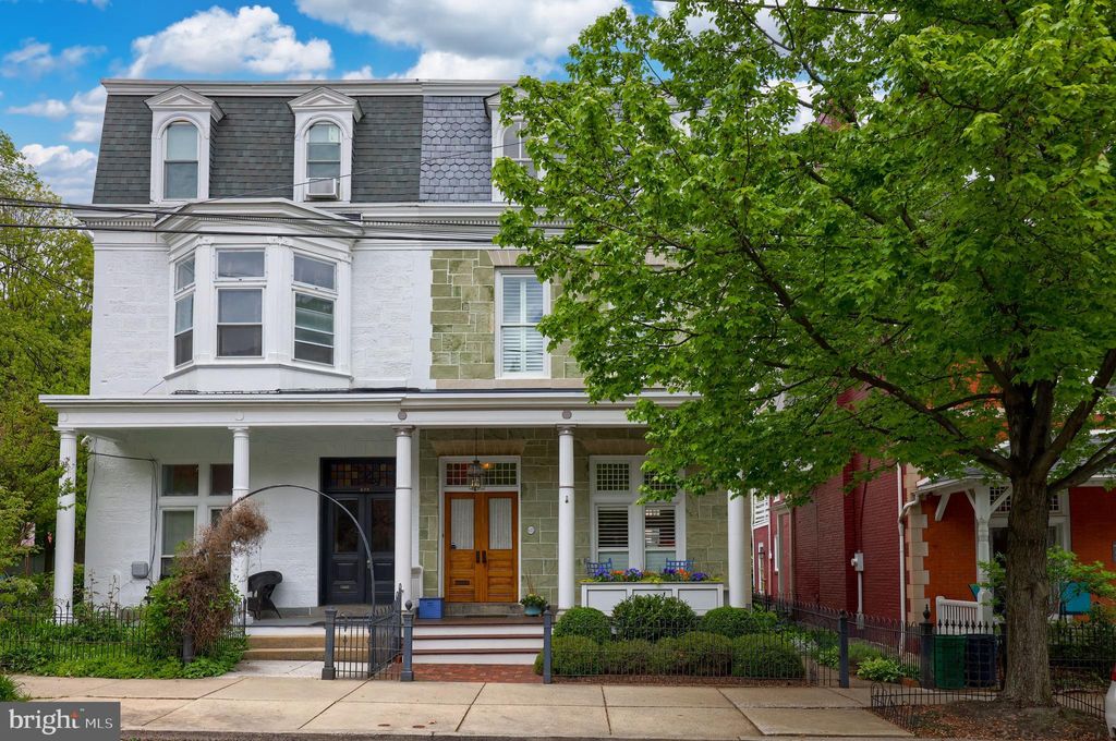 Photo of 633 W CHESTNUT ST, LANCASTER, PA 17603 (MLS # PALA2034610)