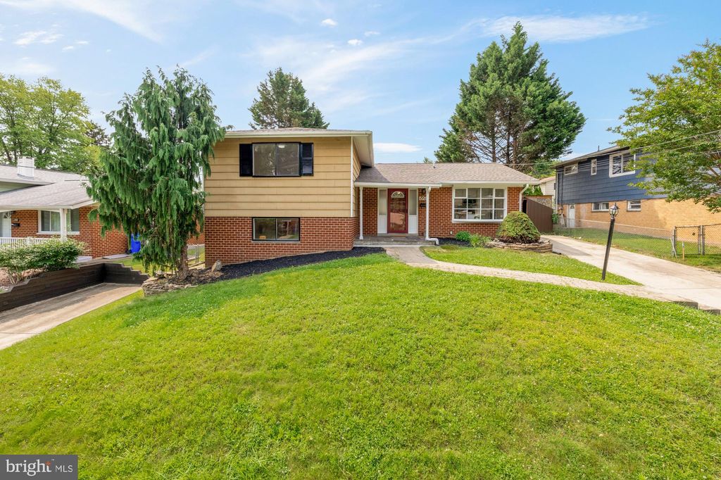 Photo of 525 E Indian Spring Drive, SILVER SPRING, MD 20901 (MLS # MDMC2199624)