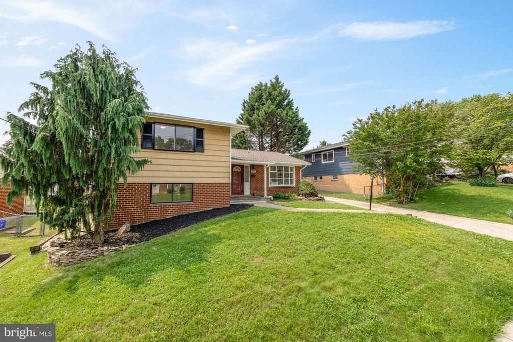 Photo of 525 E Indian Spring Drive, SILVER SPRING, MD 20901 (MLS # MDMC2199624)