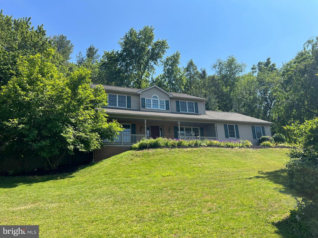 Photo of 106 EDGEWOOD DR, NEW HOLLAND, PA 17557 (MLS # PALA2035906)