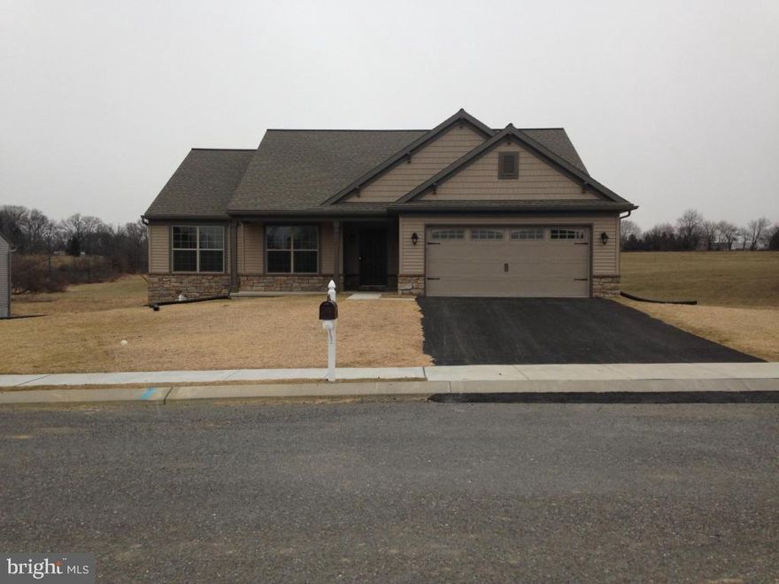 COMP PURPOSES ONLYOpen Floor Plan with lots of outdoor living space.  Large Owners Suite, with large walk-in-closet