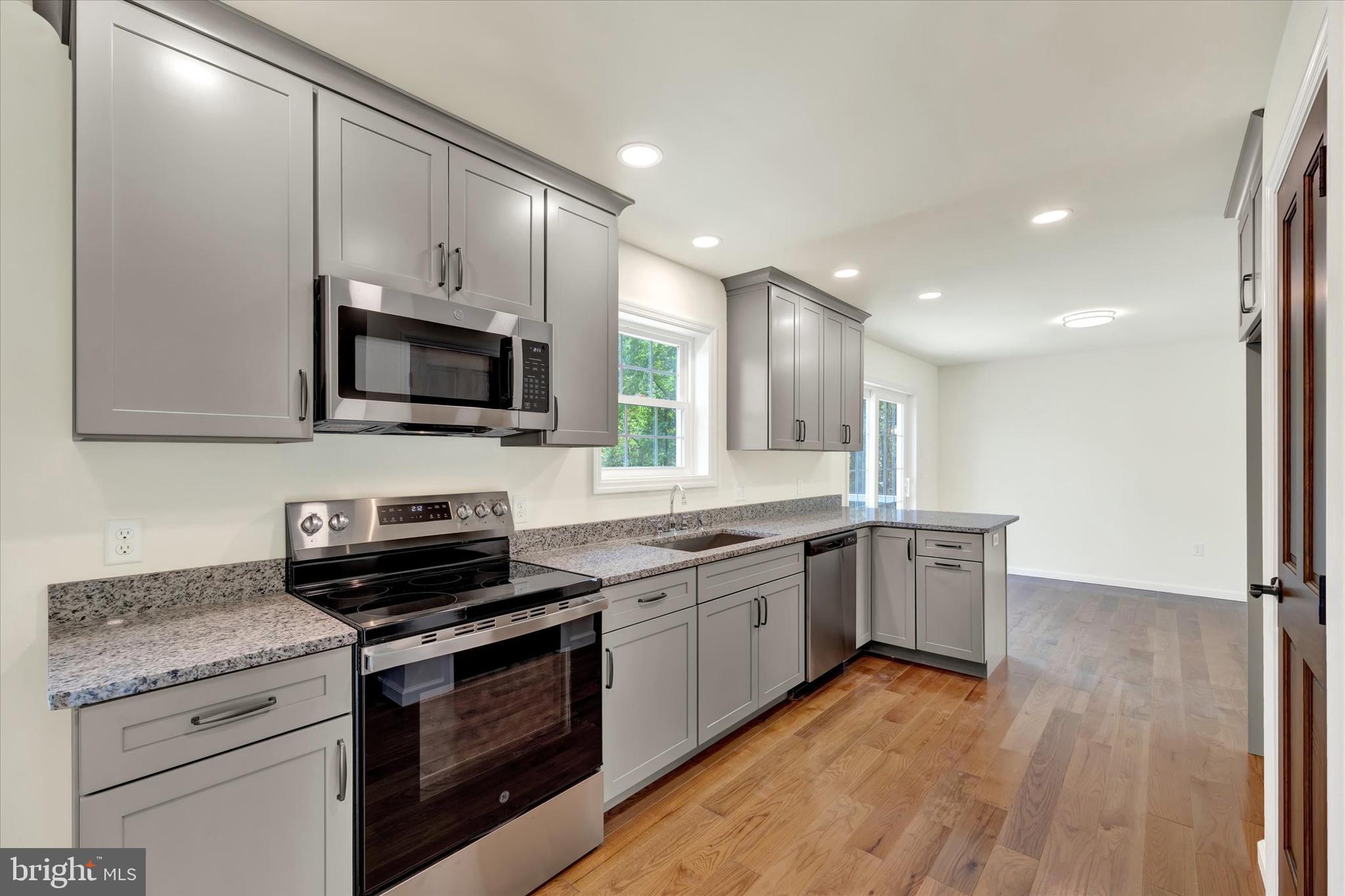 868 SLEEPY HOLLOW DR