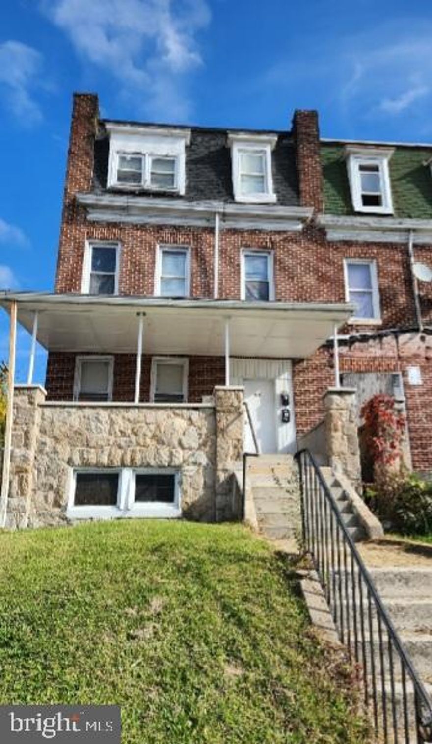 When you think you have found home, you must be here! Come and tour this amazing 2 BEDROOM & 1 BATHROOM rental home, perfect for the professional or university student who wants the comfort, convenience and uniqueness of city life. Right across from the Mondawmin Metro Station, and walking distance from Coppin State University, and the Maryland Zoo!  Also 3 to 6 minutes from Shoppers Food & Pharmacy Supermarket; Planet Fitness; several popular banks - including a new Chase Bank; TGI Fridays; Ross, Druid Hill Park swimming Pool, and dozens more shops and businesses, all at your convenience.
You will be amazed by what you can do to make this your new home!!  You don't want to miss out on this opportunity!