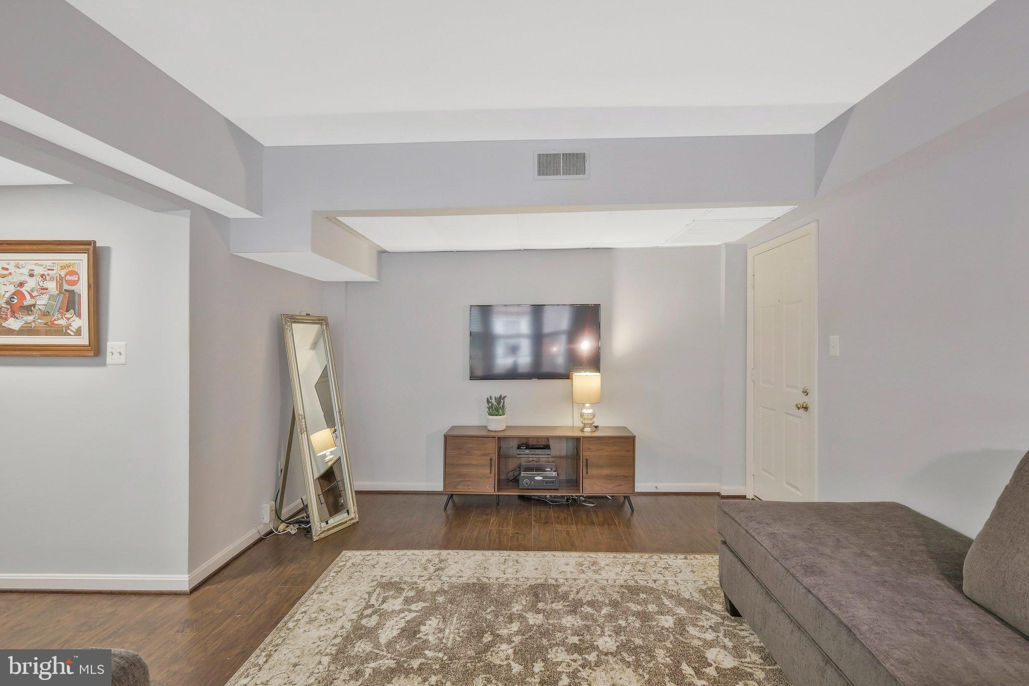 COLONIAL VILLAGE III - Residential