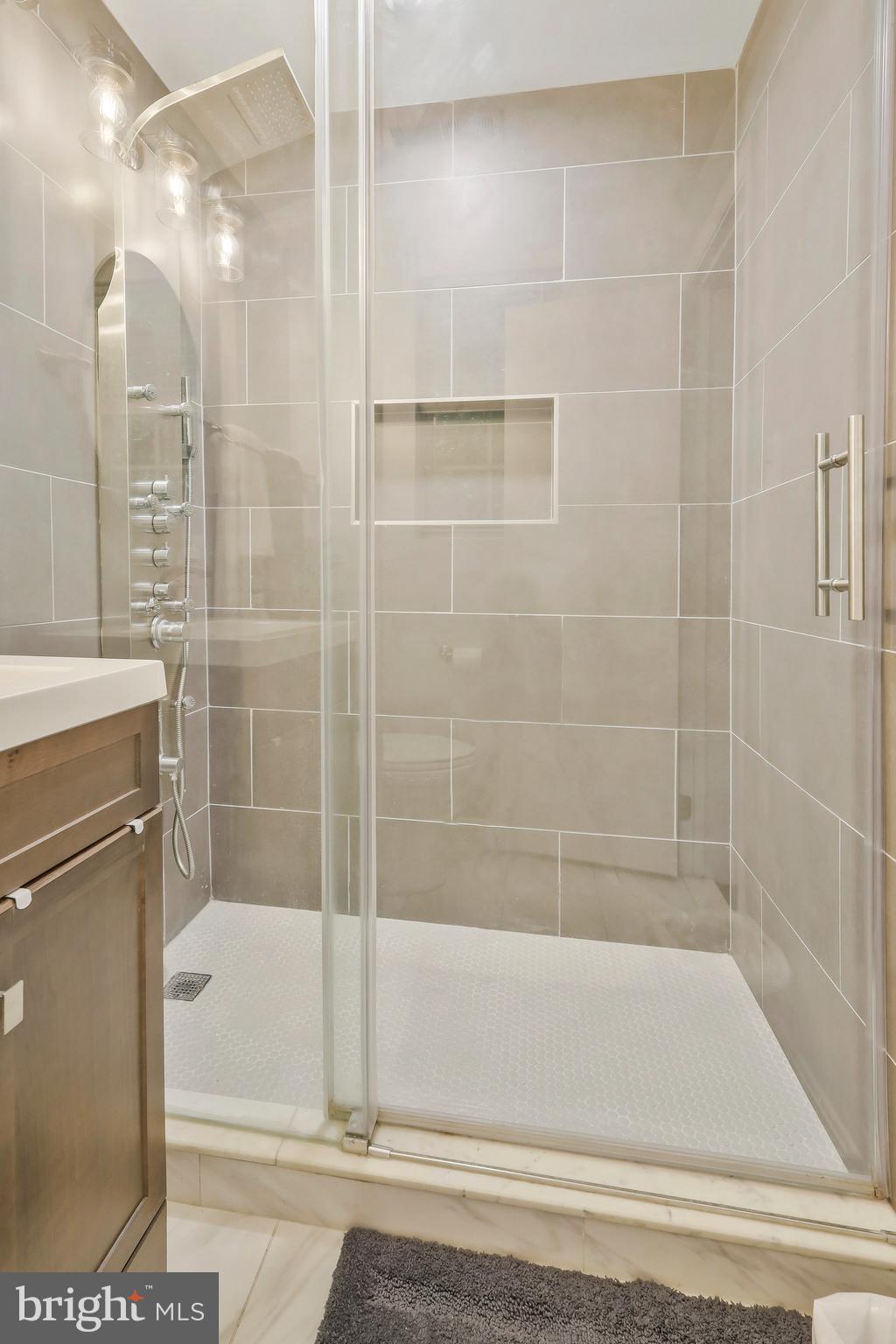 COLONIAL VILLAGE III - Residential