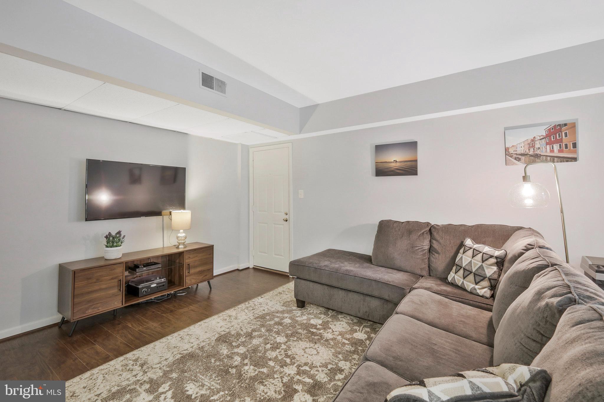 COLONIAL VILLAGE III - Residential