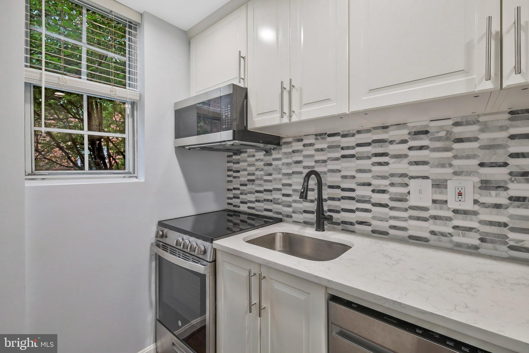 COLONIAL VILLAGE III - Residential