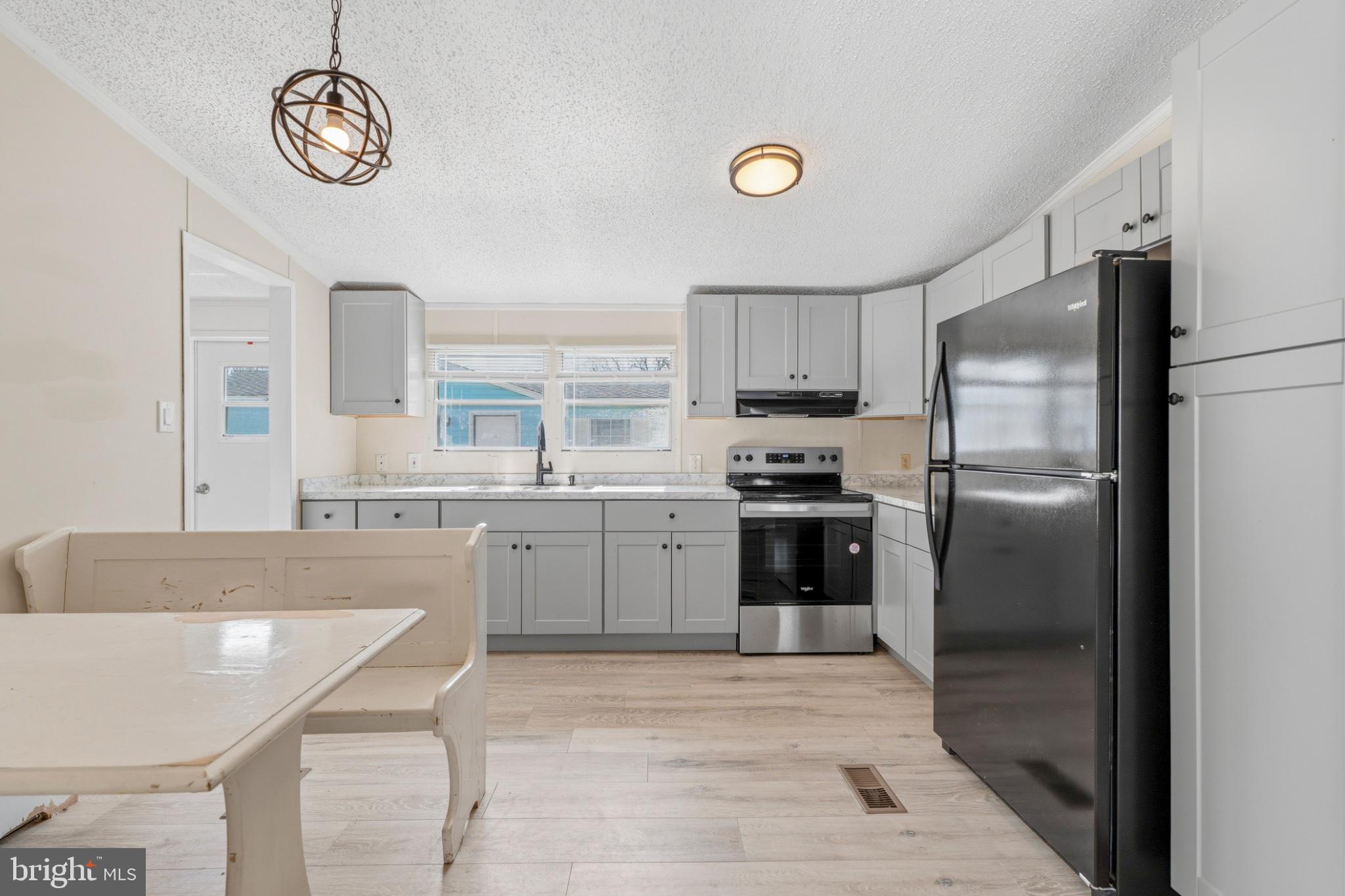 BUSH RIVER MANOR - Residential