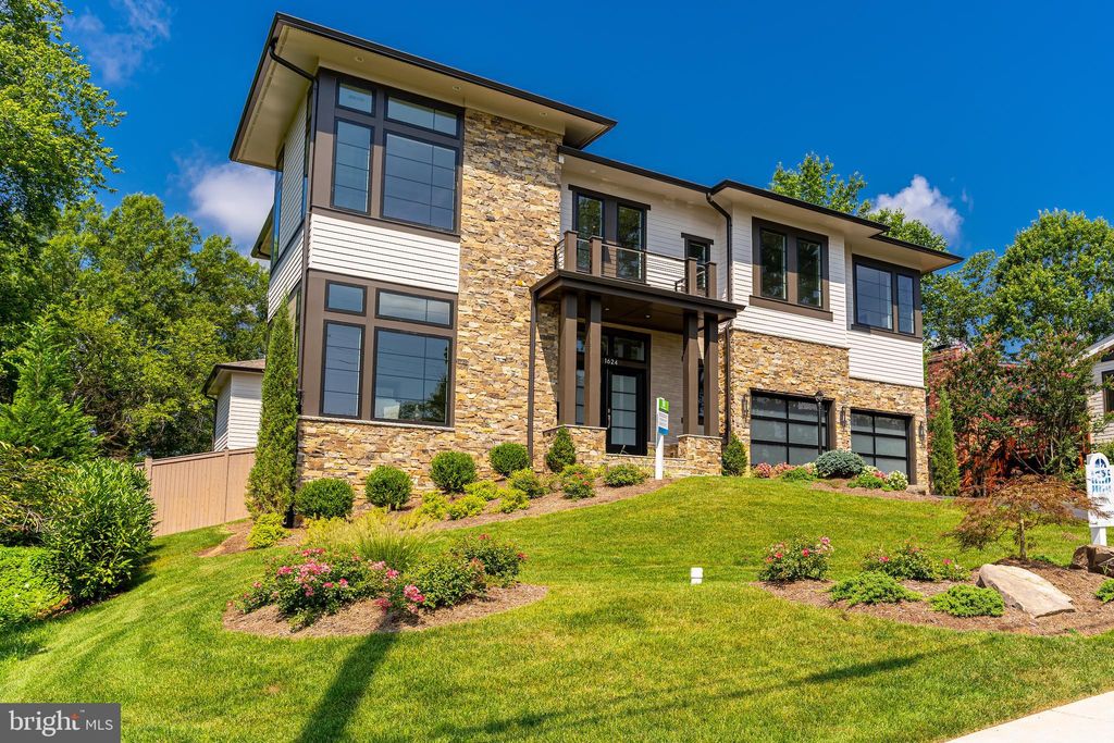 Photo of 7205 Bayside Court, MCLEAN, VA 22101 (MLS # VAFX2276750)