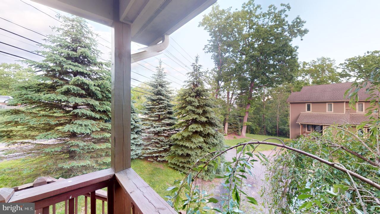 BEAUTIFUL FULLY FURNISHED 3 BEDROOM 3 1/2 BATH TOWNHOME IN THE HEART OF MC HENRY MD. JUST A FEW MINUTES DRIVE TO THE WISP SKI RESORT, SHOPPING, DINING AND A SHORT WALK TO DEEP CREEK LAKE. HOME BOASTS A SPACIOUS LIVING AREA WITH A GAS FIREPLACE ON THE MIDDLE FLOOR ALONG WITH A NICE SIZE KITCHEN AND BREAKFAST BAR. SEPERATE DINING AREA AND HALF BATH.
UPSTAIRS YOU'LL FIND THE PRIMARY BEDROOM WITH BATH AND ANOTHER NICE SIZE BEDROOM WITH ANOTHER BATHROOM. LOWER LEVEL OFFERS A NICE SIZE FAMILY ROOM, LAUNDRY ROOM, A THIRD BEDROOM WITH FULL BATH AND A BACK PATIO WITH HOT TUB.
GREAT RENTAL INCOME OR JUST FOR YOUR OWN PERSONAL USE....