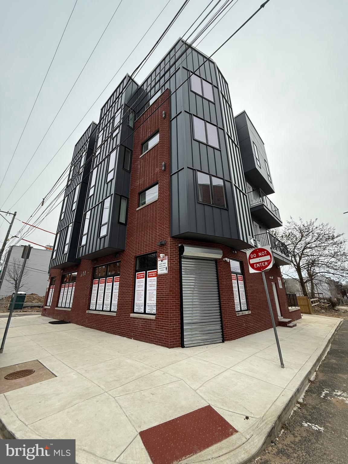 Welcome to your new apartment at 914-18 W Susquehanna Ave, a beautifully designed apartment located in the vibrant North Philadelphia neighborhood. This spacious unit seamlessly blends modern living with classic charm, offering an inviting atmosphere perfect for urban life. With an open-concept layout that maximizes natural light, the living area features large windows and stunning views, while the well-equipped kitchen includes modern appliances and ample cabinetry. The generous-sized bedrooms provide a cozy retreat, with updated bathrooms featuring contemporary fixtures. Don't forget a beautiful roof top to experience the beauty of the city!
Enjoy access to a prime location with easy public transportation access, as well as a variety of nearby dining, shopping, and cultural attractions. Experience the strong sense of community with friendly neighbors and local events, making this apartment not just a place to live, but a place to call home.