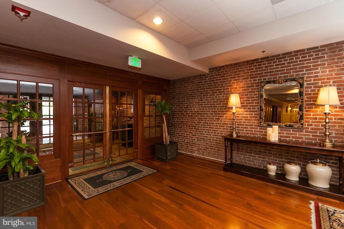 HENDERSON'S WHARF - Residential Lease