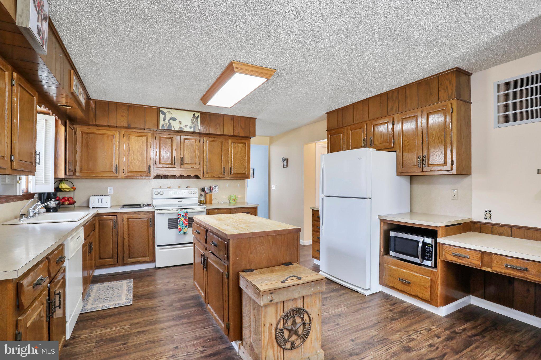 GOLDEN MEADOWS - Residential