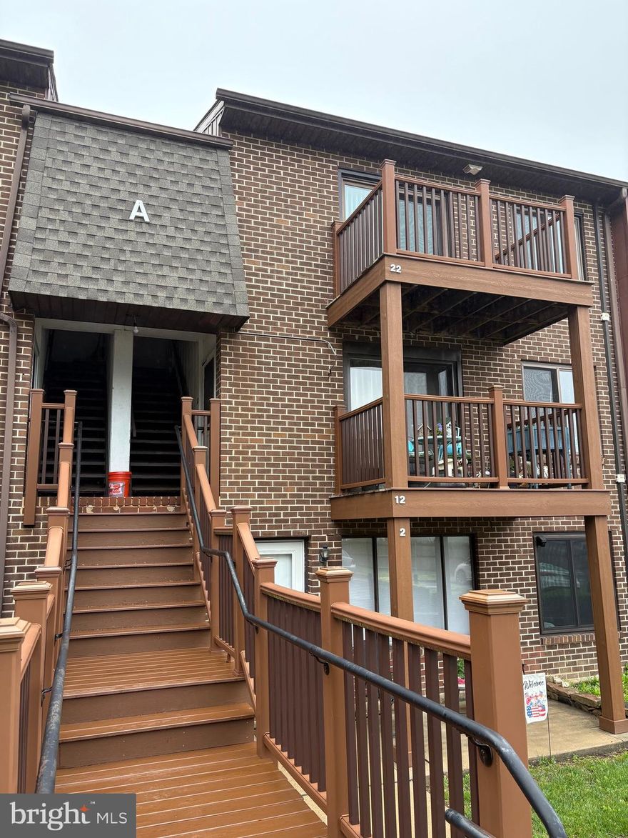 Welcome to this charming third-floor, one-bedroom, one-bathroom condo within the desirable Hilltop Condominiums in Brookhaven. This top-floor unit offers a serene retreat with no overhead neighbors, ensuring peace and privacy.  The bedroom is a very generous size with a walk in closet. The deck is newer and the electrical panel was recently updated. Great, convenient location, close to stores, parks, restaurants and major routes. This unit is being sold as is.