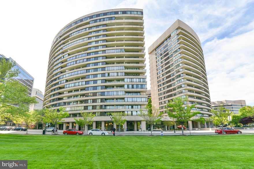 OPEN 12-3 SAT & 2-4 SUN - Sweeping views from your prvt 28ft balcony! Spacious, light filled 1 BR + Lrg DEN, 1.5 BA in sought-after Crystal Gateway. Brazilian cherry HWF. Kit w/ granite & stainless. Lux renov BA w/ soak tub. HVAC 1yr new. 1 Gar Prkg + Strge. Weatherproof undrgrnd walk to Metro, shops & dining. 24-hr concierge, outdoor & indoor pools, gym. Steps to Pentagon, DC & Long Bridge Park