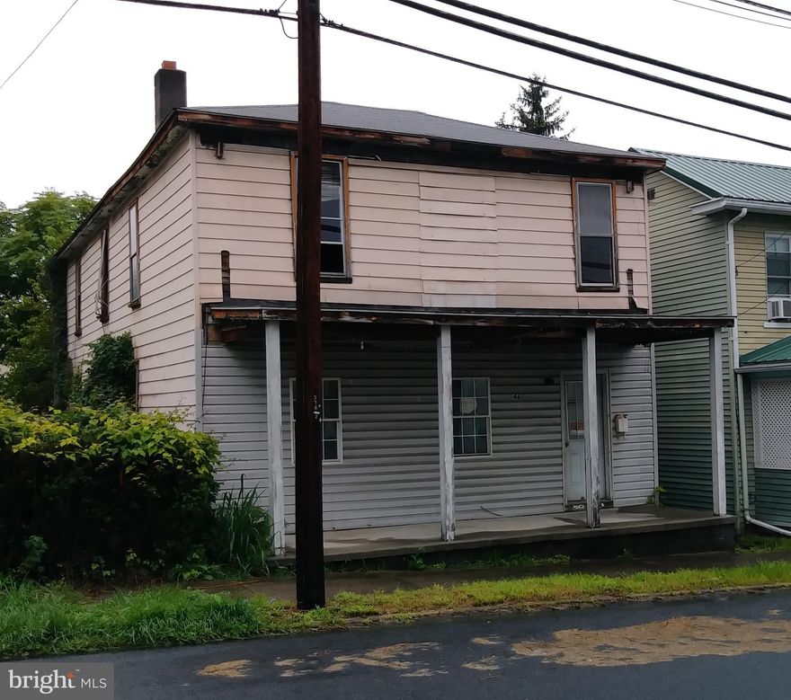 ***********  Large 4 Bedroom Home  **************** Level Lot Conveniently located near shopping.       *** UNSAFE  TO ENTER *** DAMAGED BY   FIRE * *******         Call  a Realtor  for Details     ********  *********        Possible Rehab Potential         ****