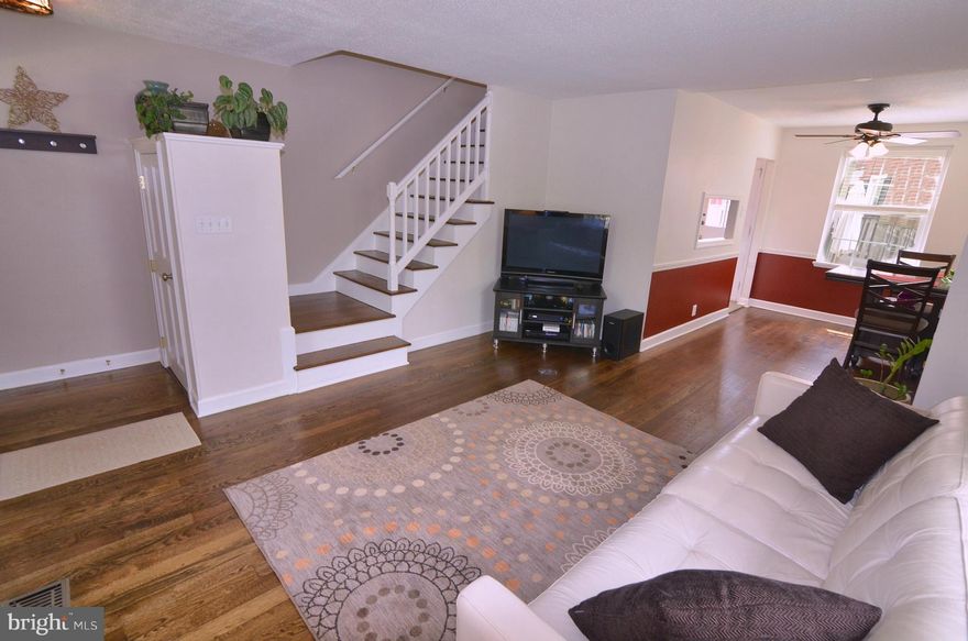 "IF YOU LOVE THE LOOK OF A VERY RARE REGAL FAIRLINGTON TOWNHOUSE NOT SHARING A PORCH...YOUR WAIT IS OVER" END UNIT CLARENDON USED AS A 3BED ROOM. THIS HOME HAS UPDATES GALORE. OPEN  KITCHEN w/ GRANITE COUNTERS & STAINLESS STEEL APPLIANCES. TWO HIGHLY RENOVATED FULL BATHS. GLEAMING HARDWOOD FLOORS & MODERN PAINT COLORS. STUNNING REC ROOM w/ GORGEOUS FLOOR & RECESSED LTS. LOVELY PATIO! POOL/TENNIS