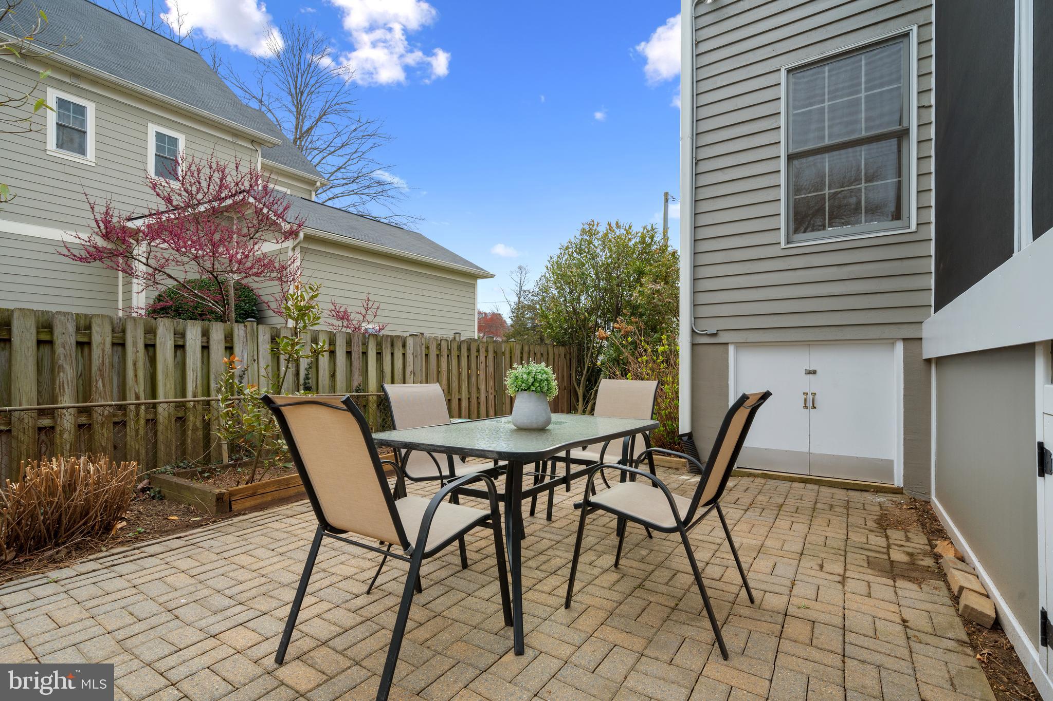 OVER LEE KNOLLS - Residential