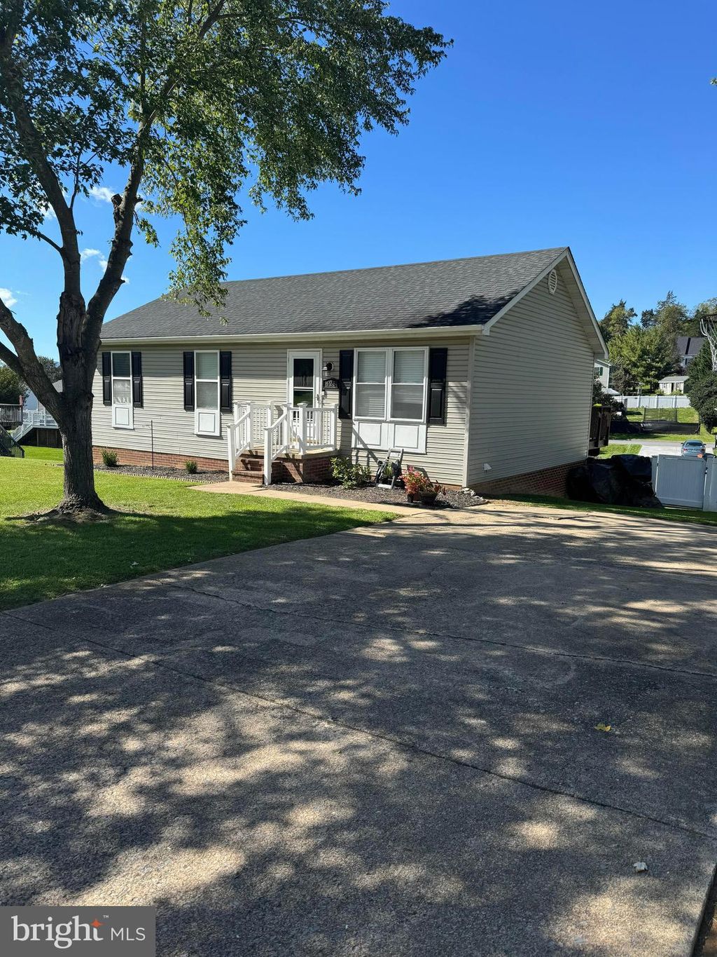 Photo of 425 E Fairchild Drive, STRASBURG, VA 22657 (MLS # VASH2012746)