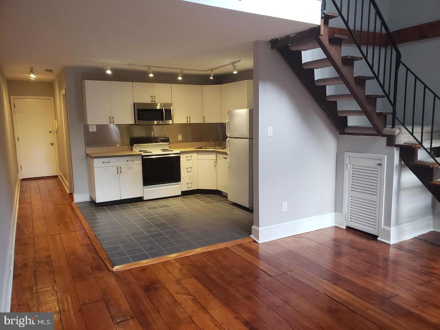 Absolute bargain for a super apartment in a great area. Priced low for a tenant looking to move in this August. Grab it before someone else does.