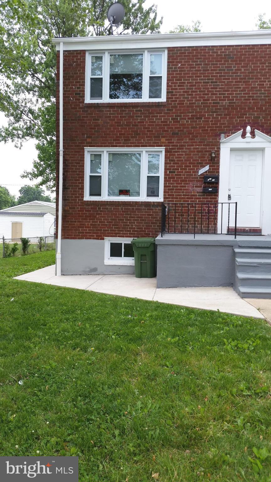 1ST FLOOR APT. RENOVATED 2014 WITH BEAMING HARDWOOD FLRS. UPDATED BATHROOM. EAT-IN KITCHEN COMES NEW APPLIANCES, GRANITE COUNTERTOPS & CERAMIC TILE FLRS. NEW WINDOWS. NICE LARGE BACKYARD TO BE CARED FOR BY 1ST FLOOR TENANT. READY TO MOVE IN!!! JUST BRING YOUR THINGS!!!CONVENIENCE TO PUBLIC TRANSFER.