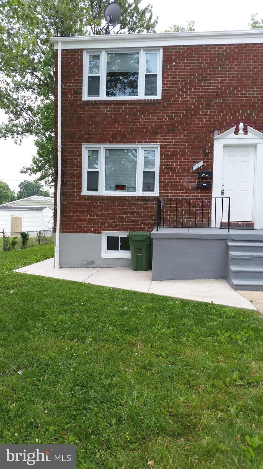 1ST FLOOR APT.  RENOVATED 2014 WITH BEAMING HARDWOOD FLRS.  UPDATED BATHROOM.  EAT-IN KITCHEN COMES NEW APPLIANCES, GRANITE COUNTERTOPS & CERAMIC TILE FLRS.  NEW WINDOWS.  NICE LARGE BACKYARD TO BE CARED FOR BY 1ST FLOOR TENANT.  READY TO MOVE IN!!!  JUST BRING YOUR THINGS!!!CONVENIENCE TO PUBLIC TRANSFER.