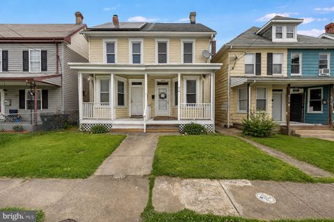 Townhouse For Sale - 916 Salem Avenue<br/> HAGERSTOWN, MD 21740