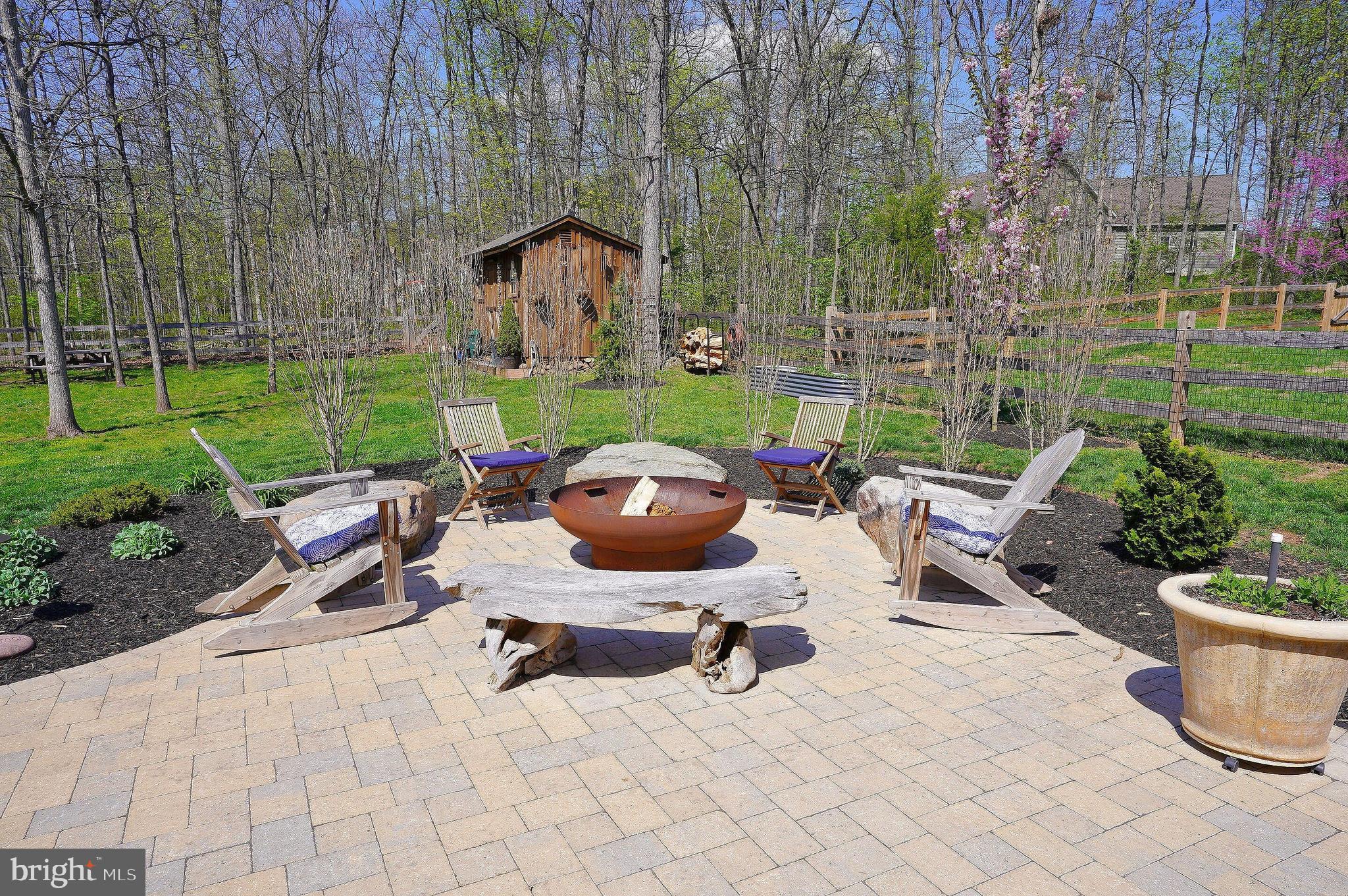 TWIN LAKES - Residential