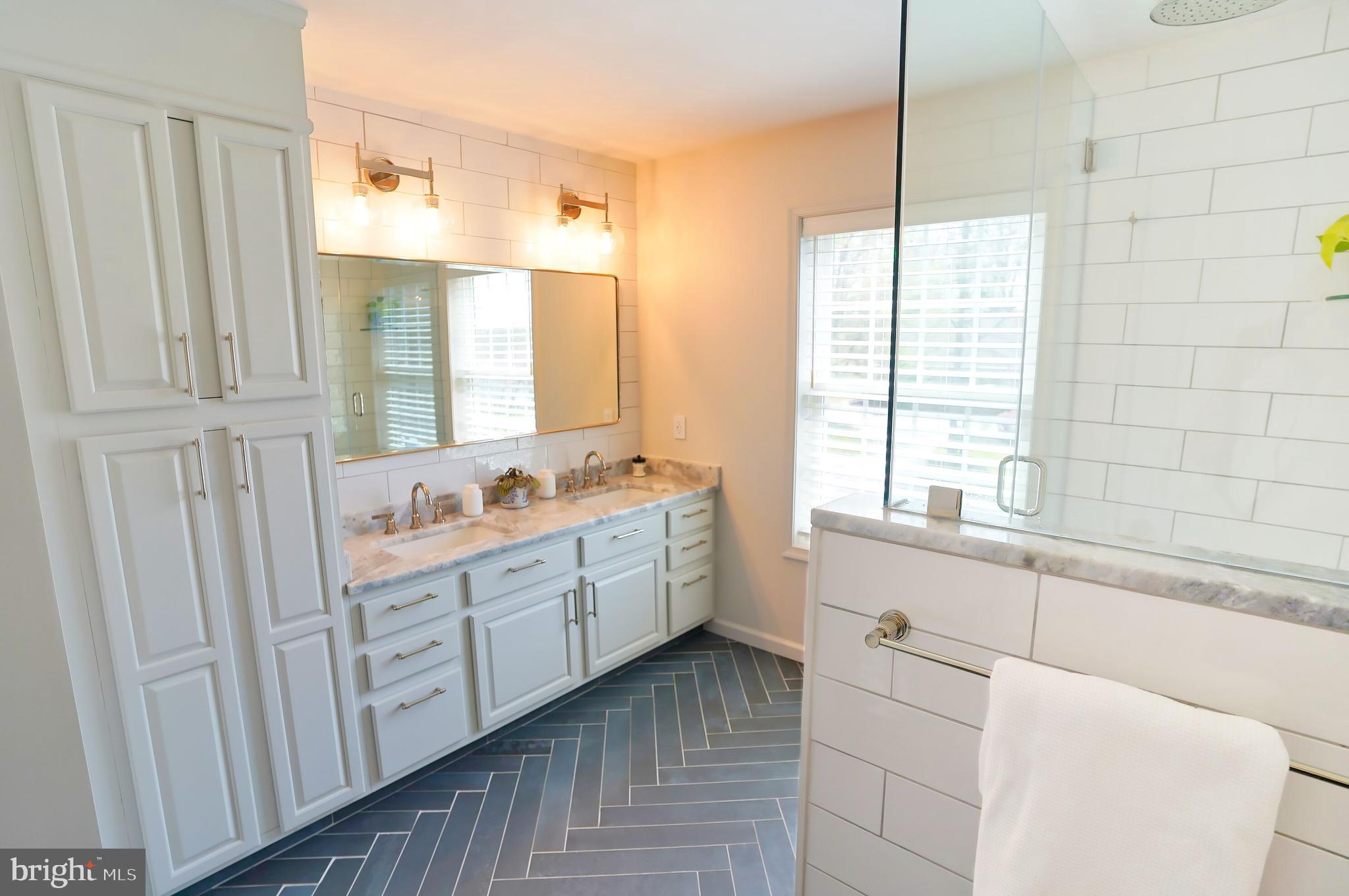 TWIN LAKES - Residential