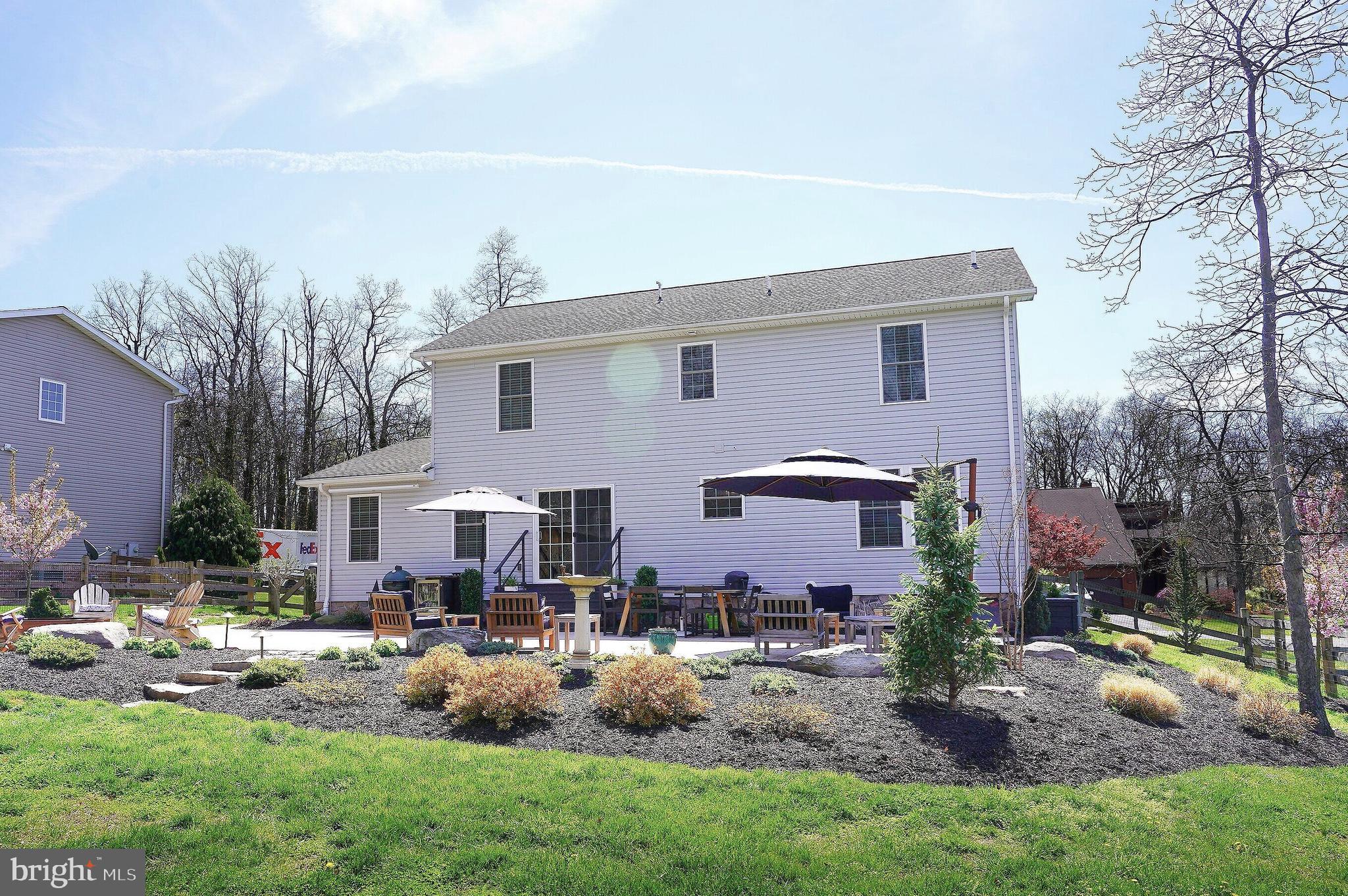 TWIN LAKES - Residential