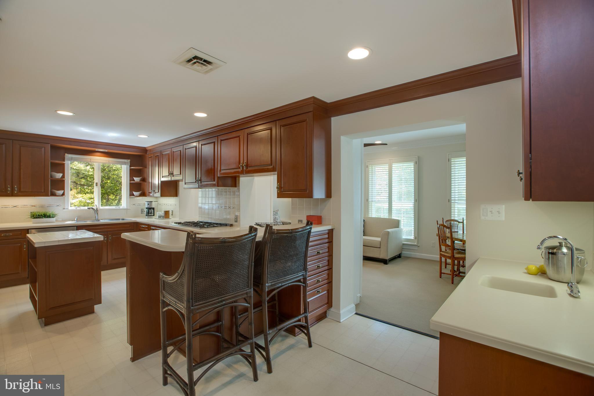 COUNTRY CLUB - Residential