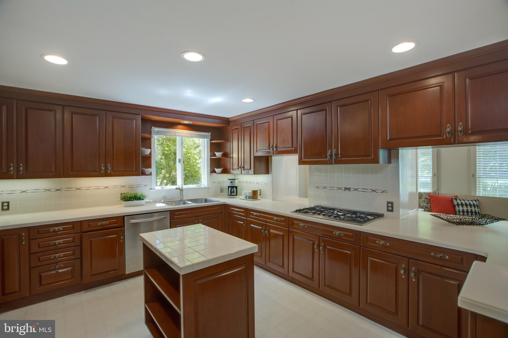 COUNTRY CLUB - Residential