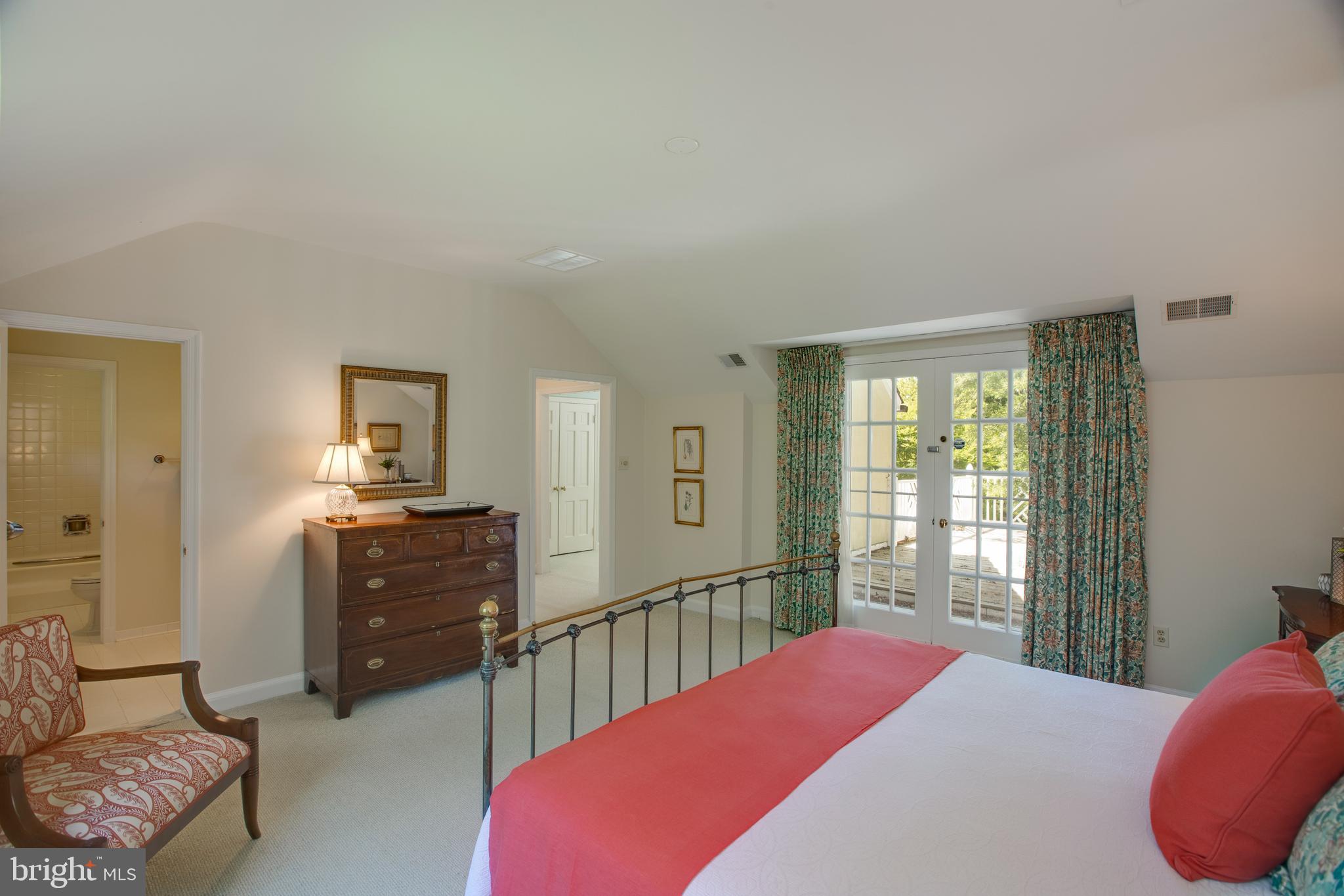 COUNTRY CLUB - Residential