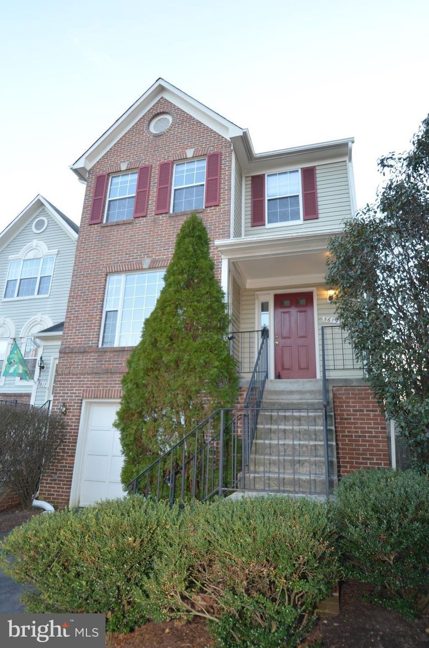 BEAUTIFUL 3BR/2.55BA GARAGE END-UNIT TH. ON QUIET CUL-DE-SAC..HUGE EAT-IN KIT & PASS THRU..FRENCH DOORS IN BREAKFAST RM OPEN TO LARGE SUNDECK..SEPARATE DIN ROOM..INVITING SUNKEN LIV RM..W/ ELEGANT PILLARS..LARGE MBR SUITE W/SOAKING TUB, SEP. SHOWER & DBL. SINKS..COZY REC. ROOM. W/ GAS FIREPLACE..WALK OUT TO FENCED YARD..SEP LAUNDRY RM....CLOSE TO SHOPPING, HAYFIELD SCHOOLS, FT. BELVOIR..AVAIL. NOW