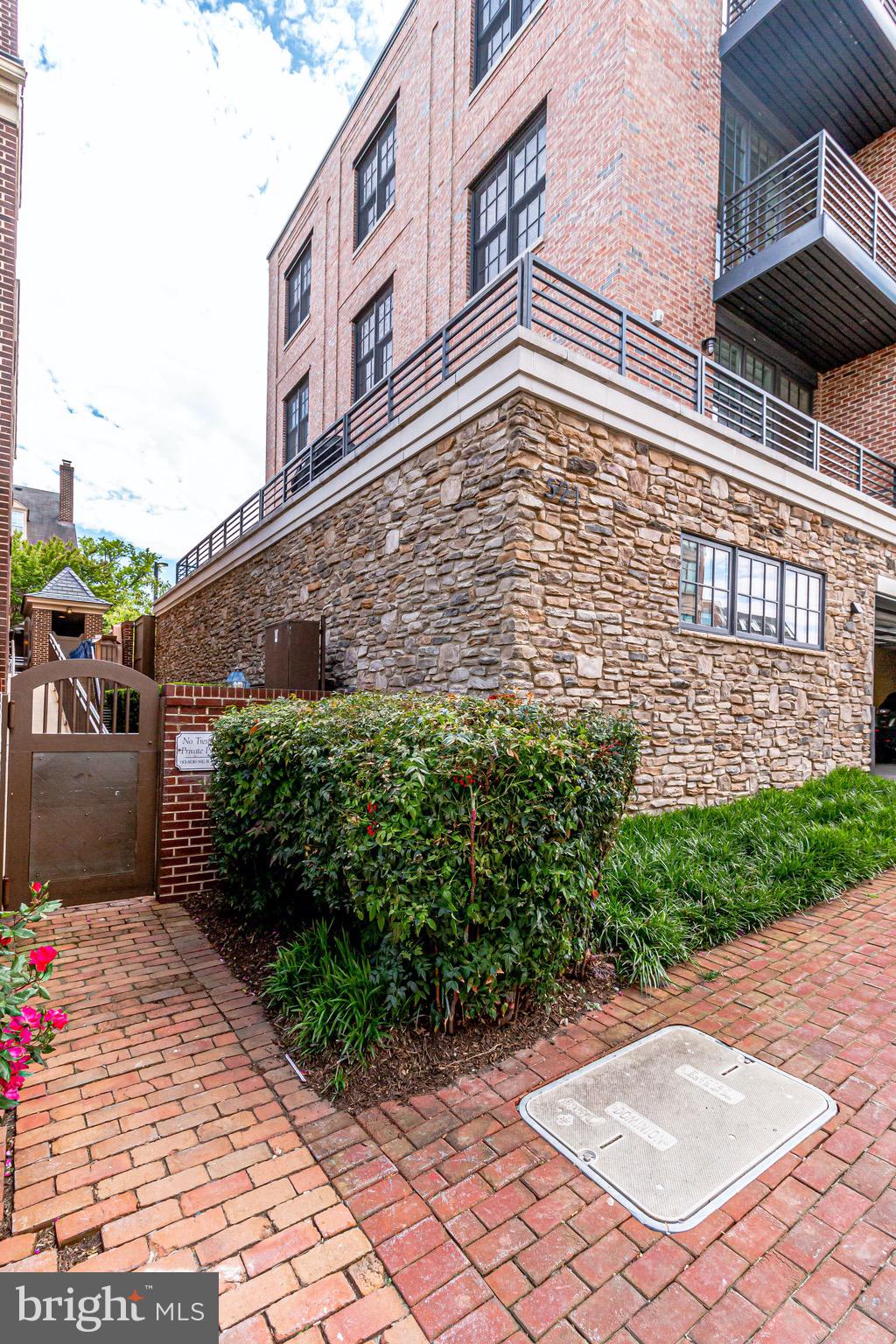 BOTTLING HOUSE - Residential Lease