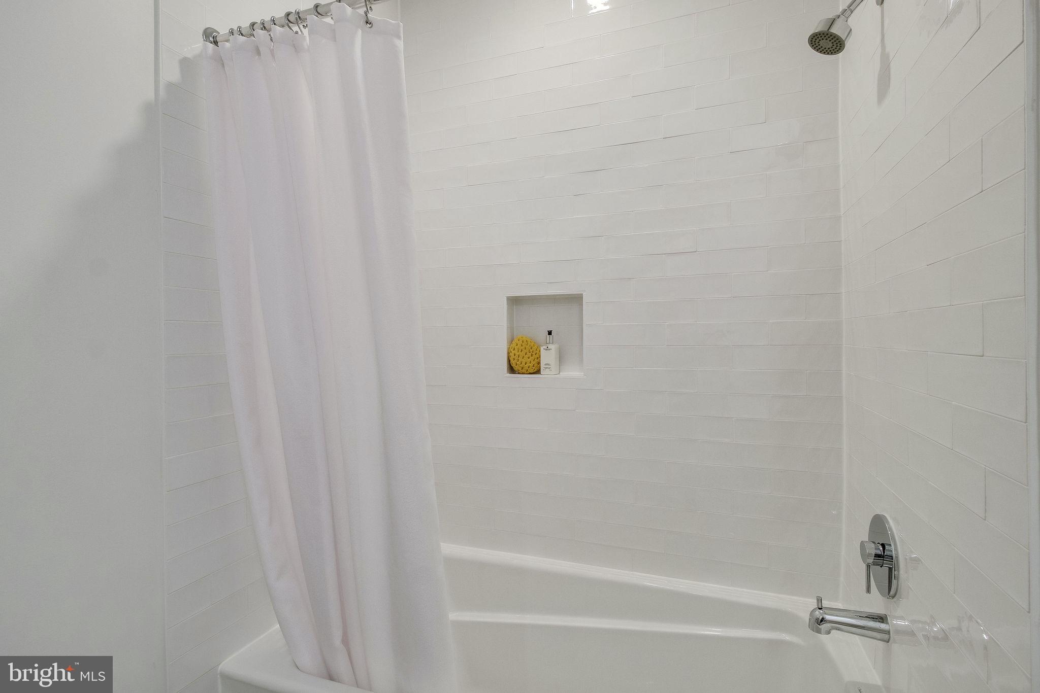 BOTTLING HOUSE - Residential Lease