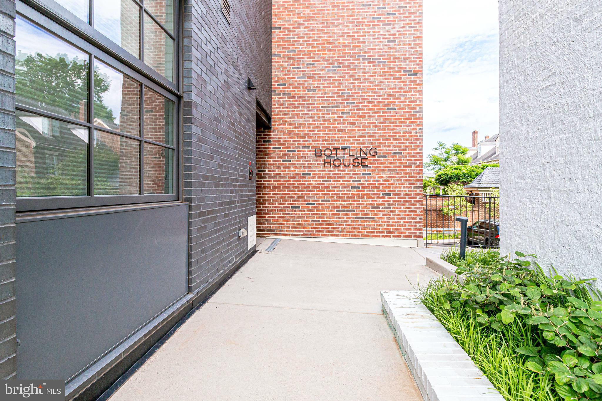 BOTTLING HOUSE - Residential Lease