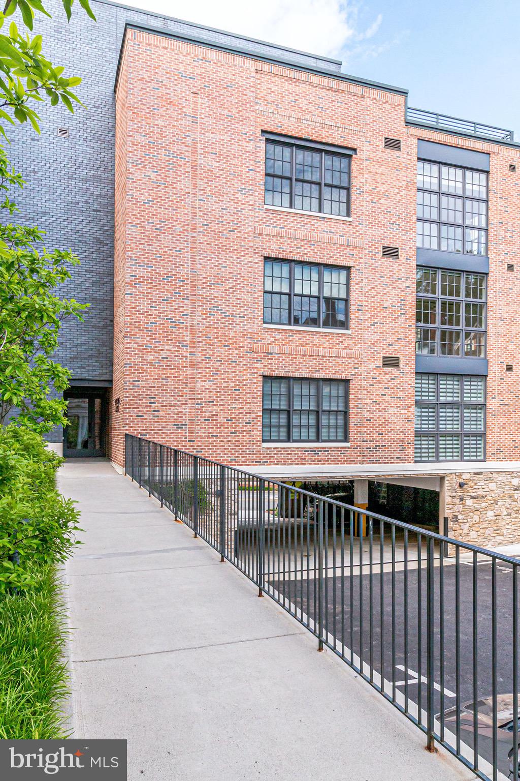 BOTTLING HOUSE - Residential Lease