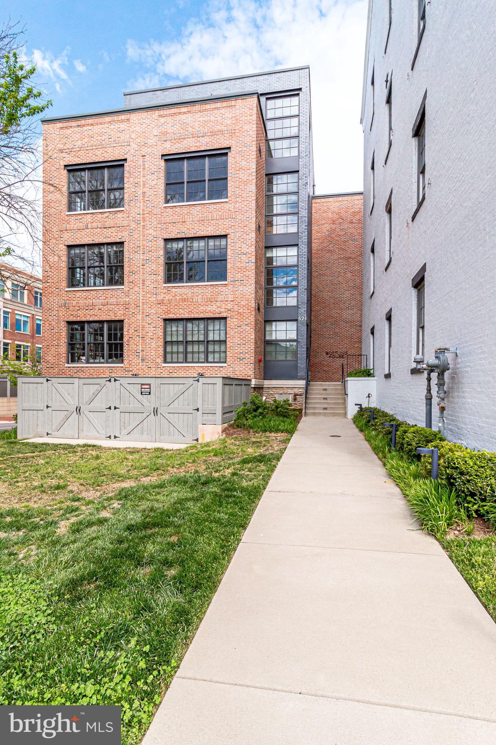 BOTTLING HOUSE - Residential Lease